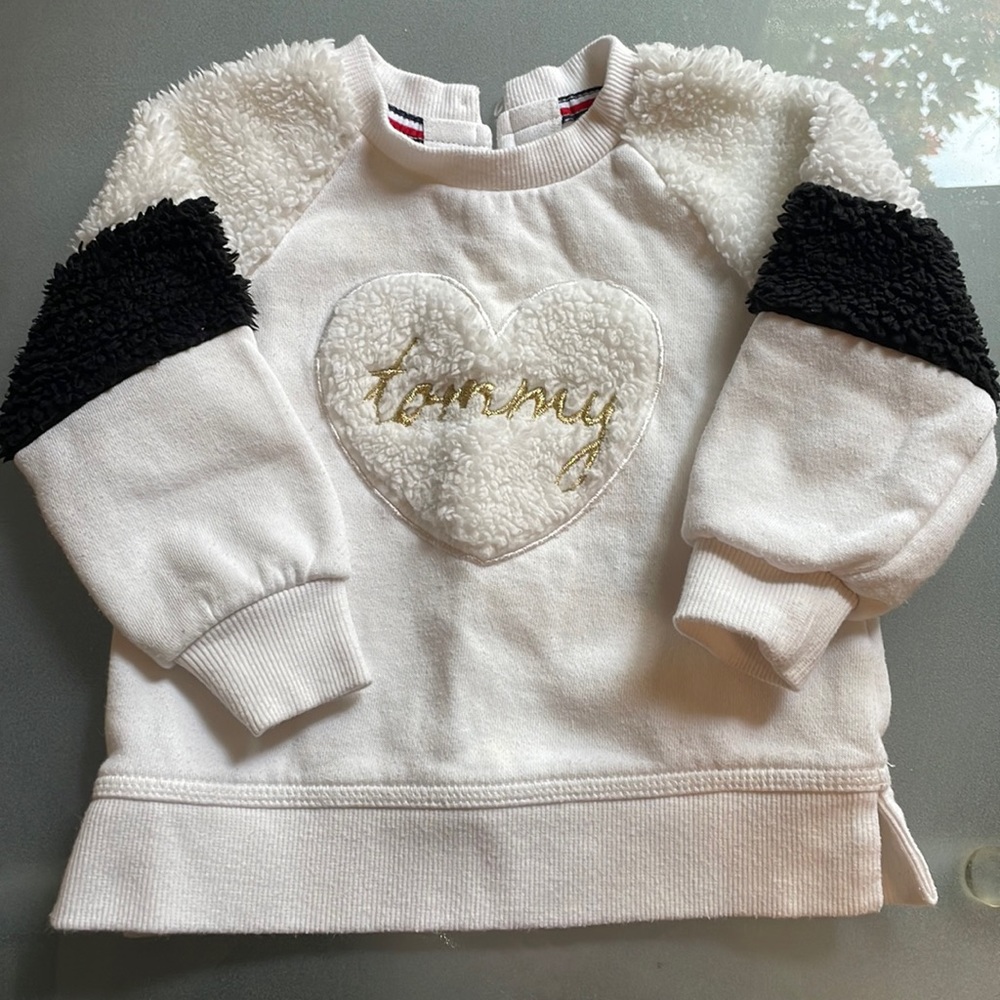 ❤️ 5/$25 - Tommy Hilfiger sweatshirt - Sz 12M
